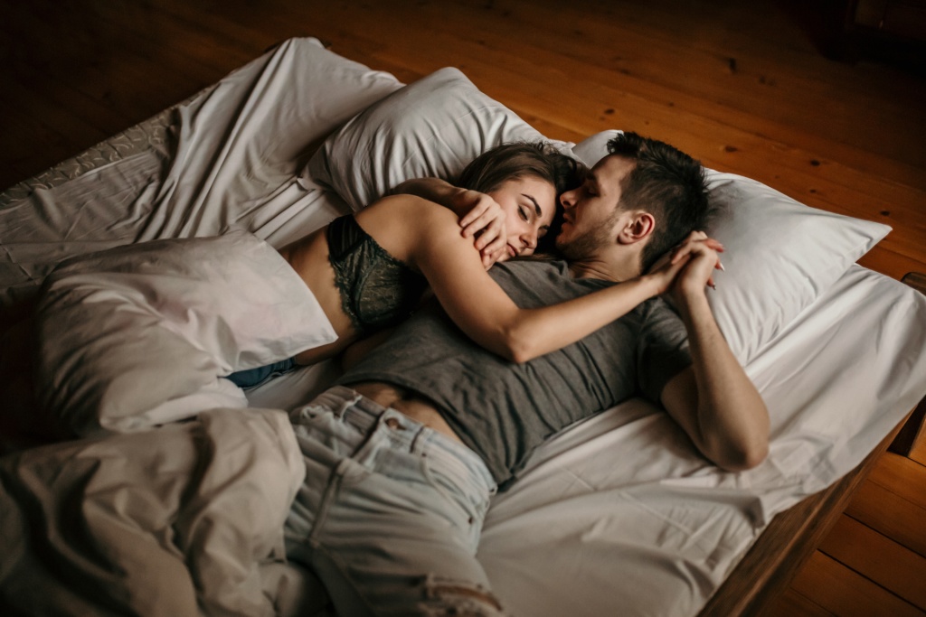 Анальный секс русской парочки на кровати смотреть онлайн