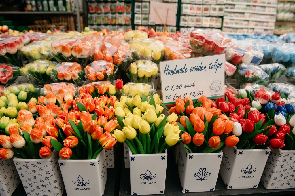 Сколько стоят тюльпаны на рынке. Рынок тюльпанов в Амстердаме. Тюльпаны на рынке. Цветочный тюльпаны рынок МОСКМОСКВА. Амстердам магазин цветов.