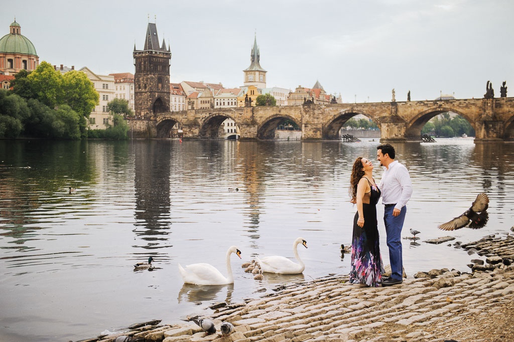 Город лов. Прага мост влюбленных. Прага любовь. Фотосессия в Праге. Влюбленные в Праге.