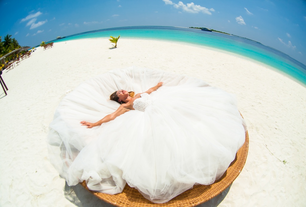 Медовый месяц что это. Свадебная фотосессия на Мальдивах. Свадебное путешествие на Мальдивы. Платье для свадьбы на Мальдивах. Медовый месяц на Мальдивах.