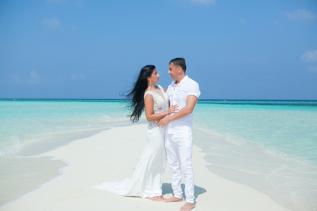 Медовый месяц что это. Свадьба на Мальдивах. Свадебная фотосессия на Мальдивах. Платье для свадьбы на Мальдивах. Медовый месяц.