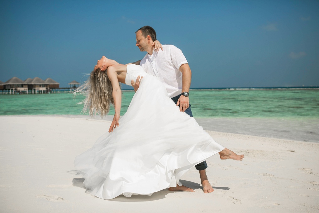 Медовый месяц что это. Свадебное путешествие на Мальдивы. Медовый месяц на Мальдивах. Молодожены в свадебном путешествии. Свадебное путешествие картинки.