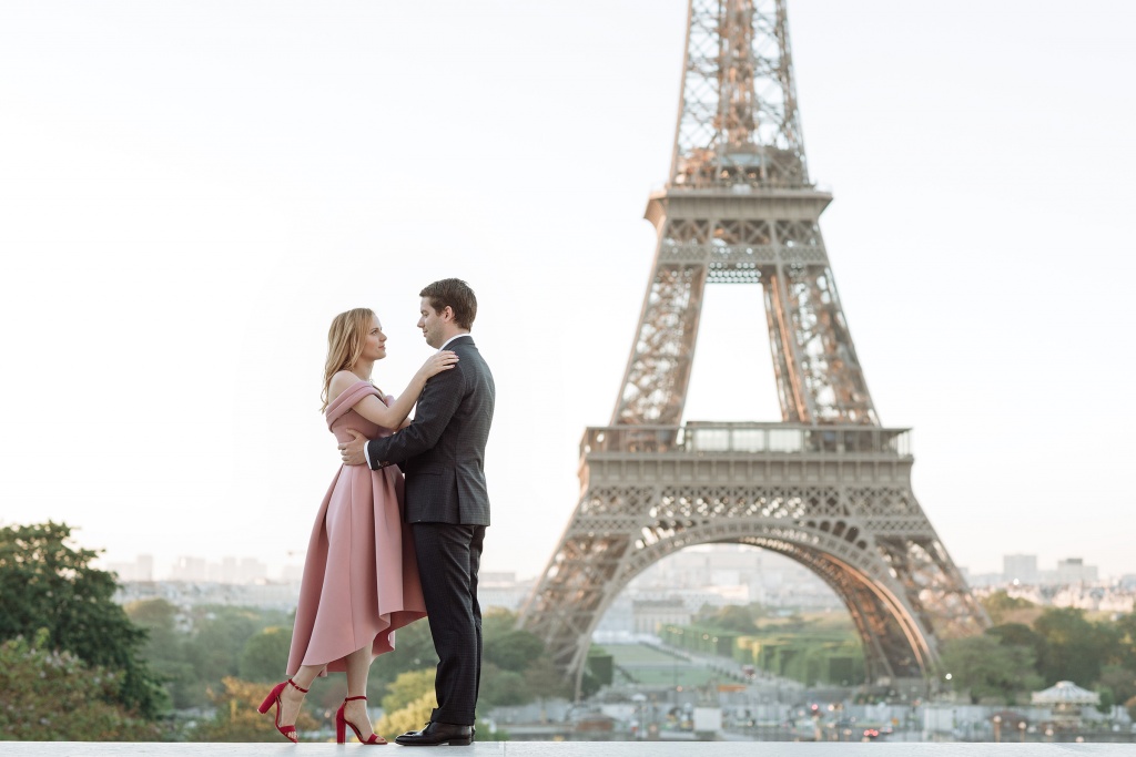 Влюбленные и башня. Пара в Париже. Париж пара влюбленных. Франция город любви. Париж город любви.