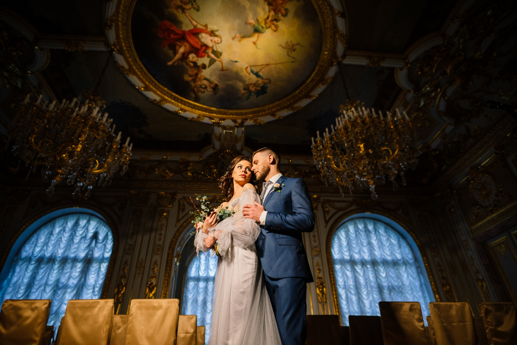 Свадебная фотосессия во дворце в Петербурге