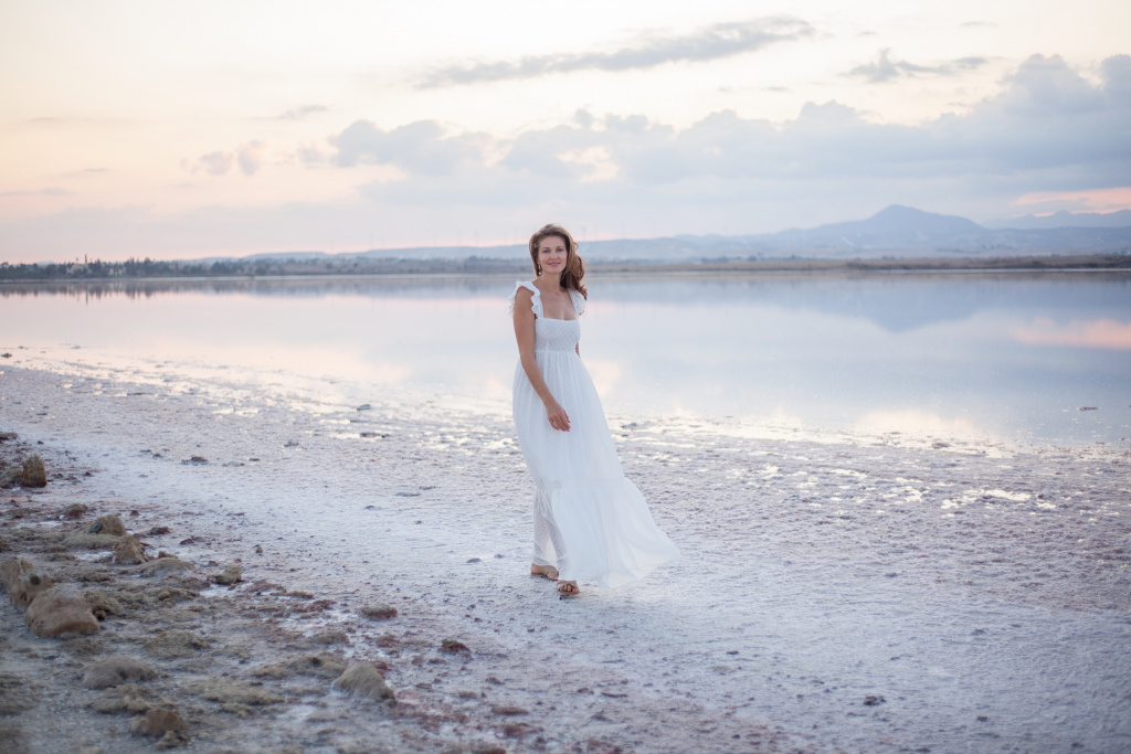 Кипр. Соленое озеро, пристань для яхт, утес, цветущие деревья, Кипр, Фотограф Анастасия Захарова, #380715