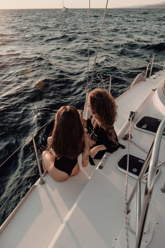 Девушки на яхте