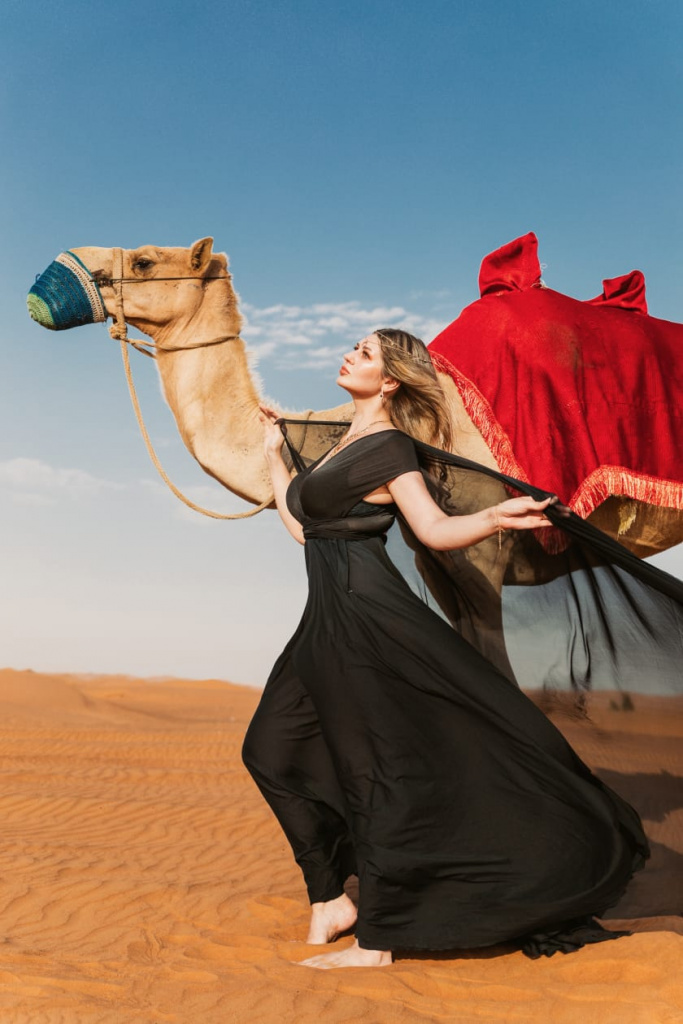 Девушка с верблюдом в пустыне