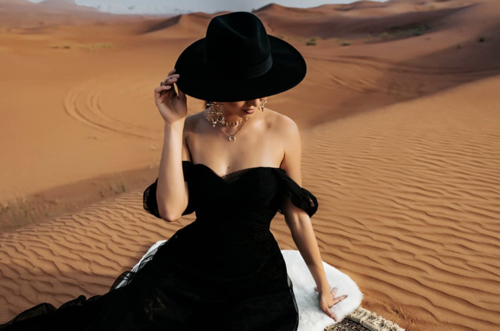 В черном платье в пустыне