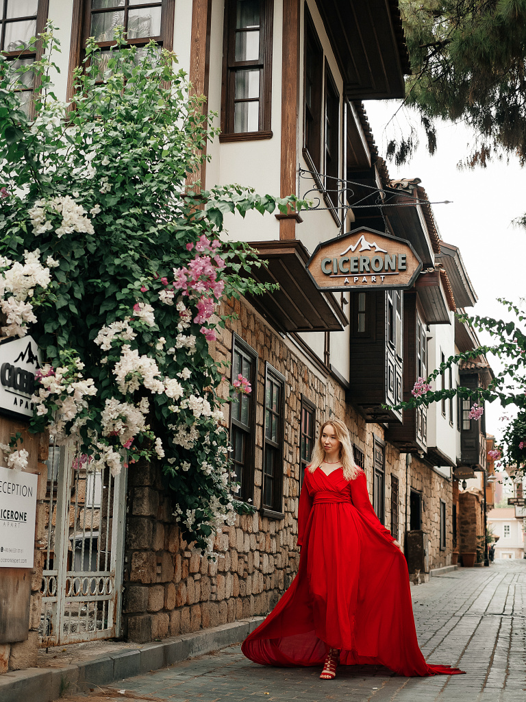 В красном платье в Турции