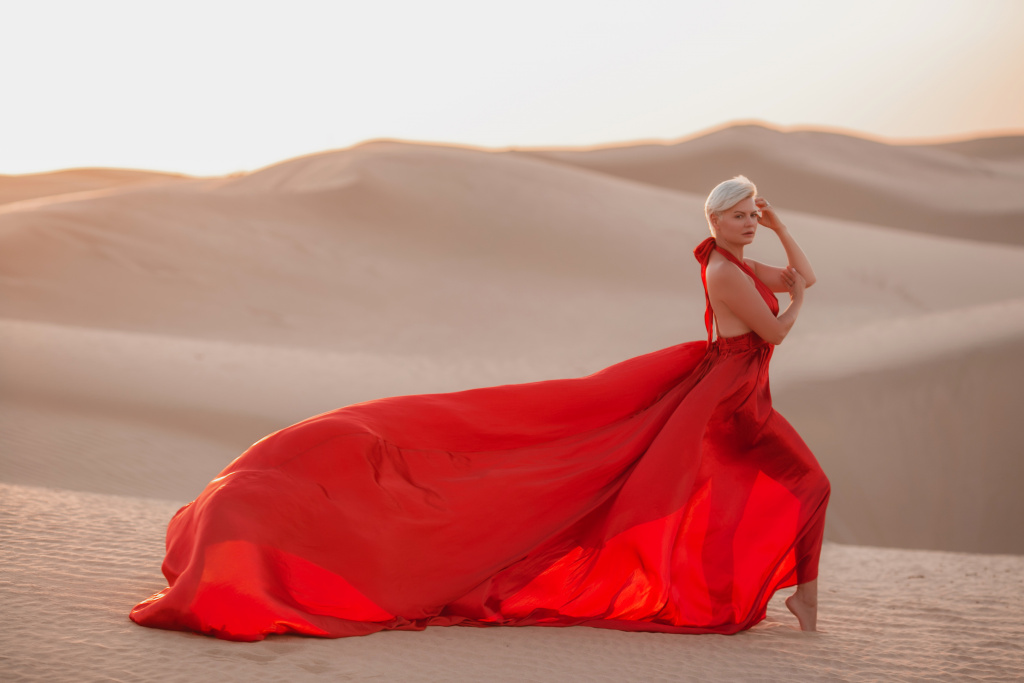 Летящее красное платье в пустыне