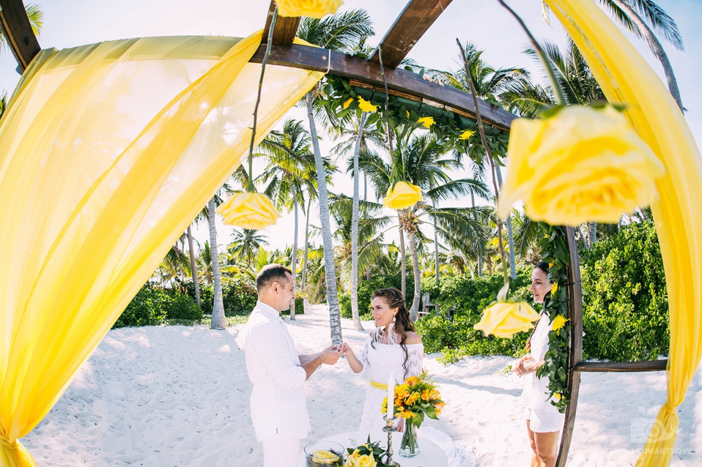 Лимонная свадьба  на пляже в Пунта-Кане