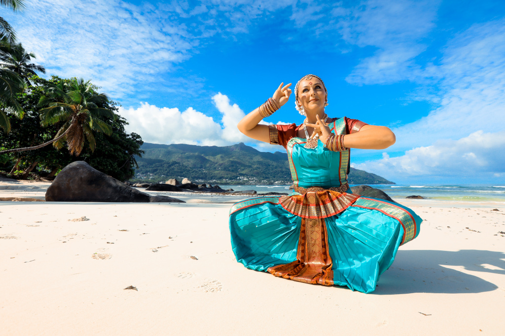Индийский танец на берегу индийского океана