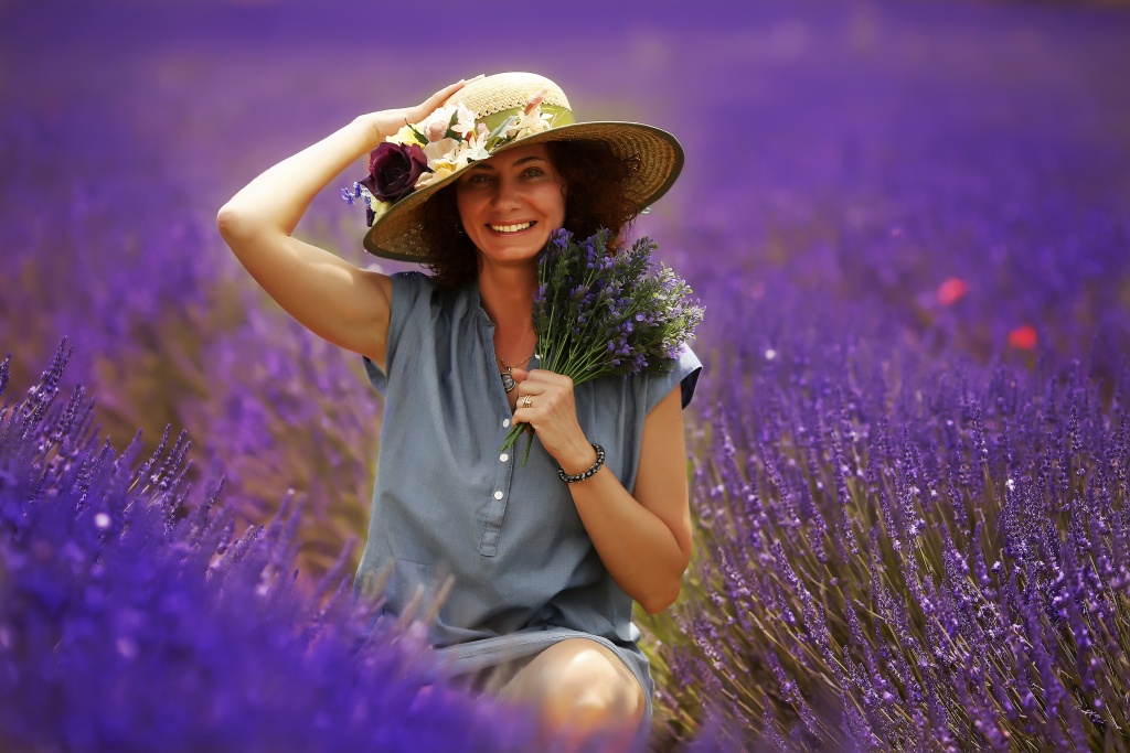 До самого полудня насмехались цветы над. Девушка в лавандовом поле. Лавандовая радость. Радость. Человек Лаванда.