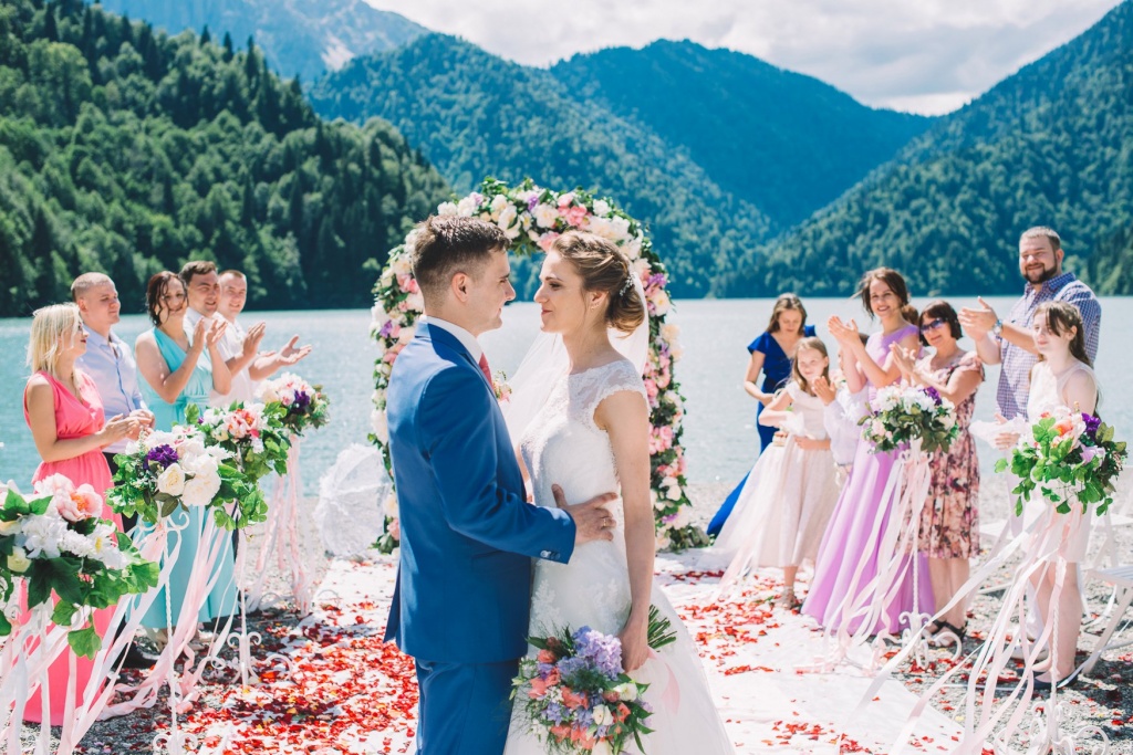 Свадебная церемония с гостями на озере Рица