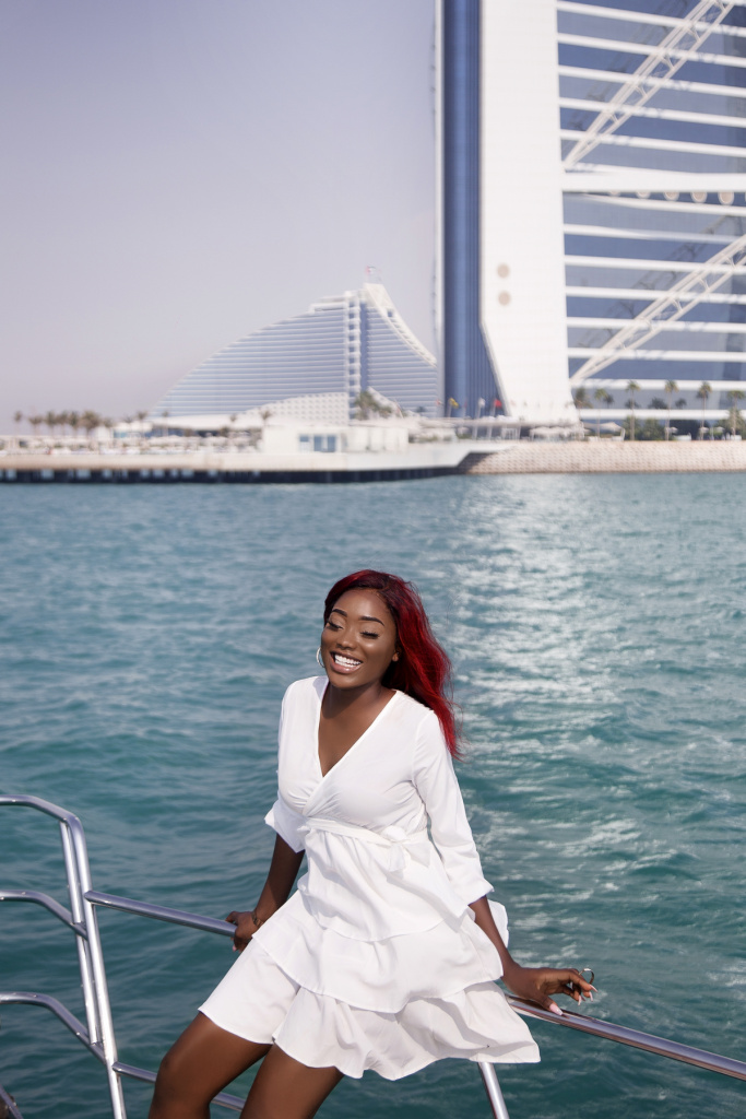 Прогулка на яхте, фотосессия на яхте в Дубае, фото на фоне достопримечательностей Дубая