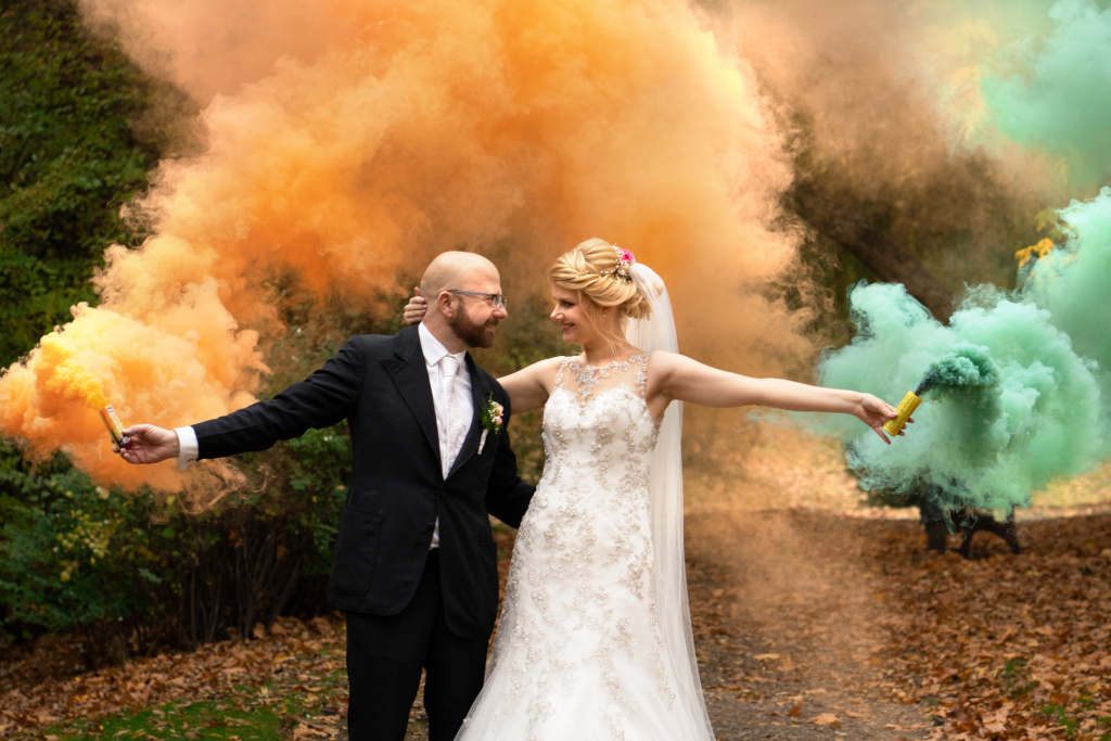 Атмосферная свадебная фотография с дымовыми шашками.