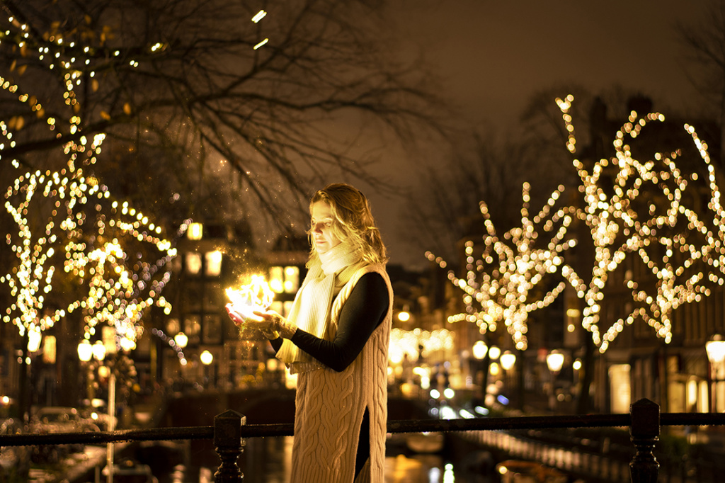 Одиночный портрет на фоне рождественского Амстердама