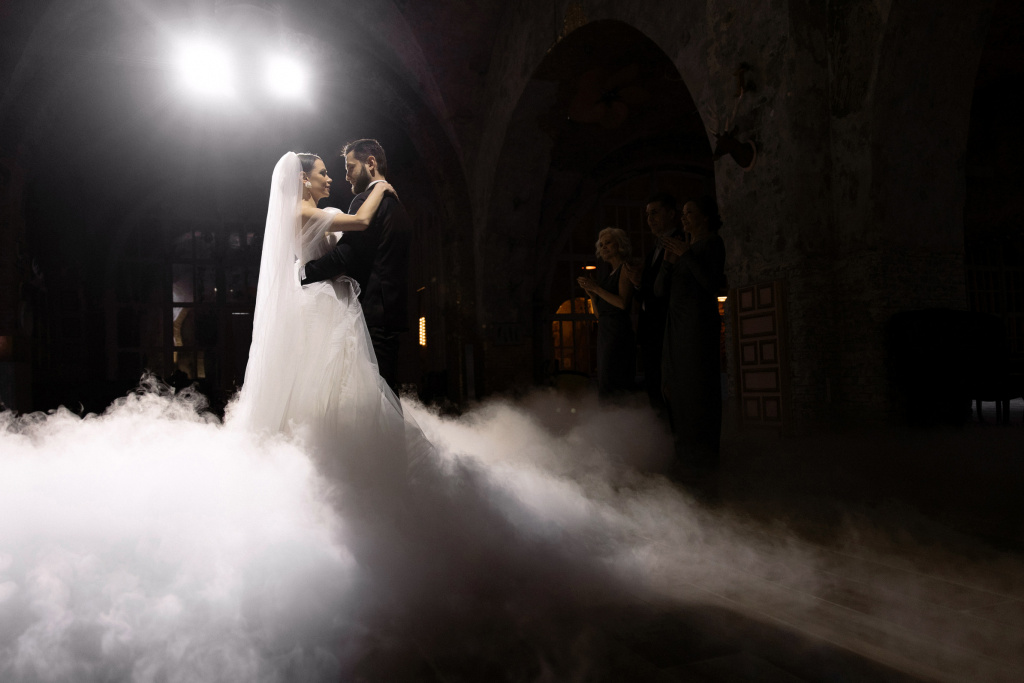 Свадебный танце в дыму