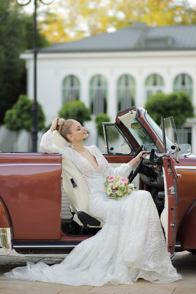 Невеста в ретро машине