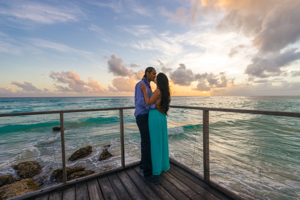 Счастливая пара на фоне Барбадосского заката солнца.