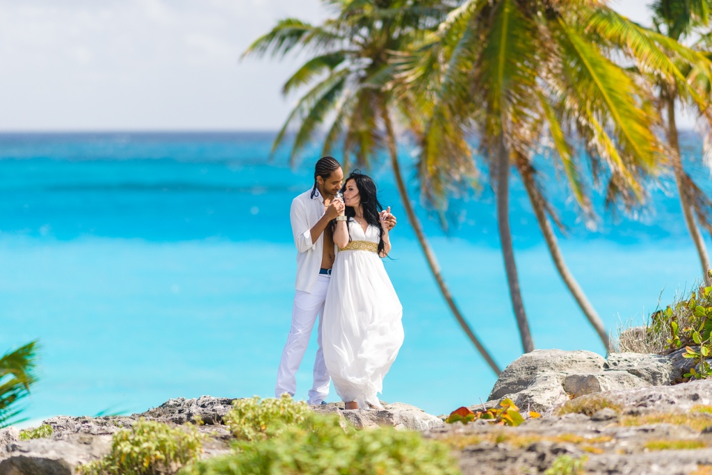 Молодожёны на фоне пальм и лазурного Карибского моря на острове Барбадос.