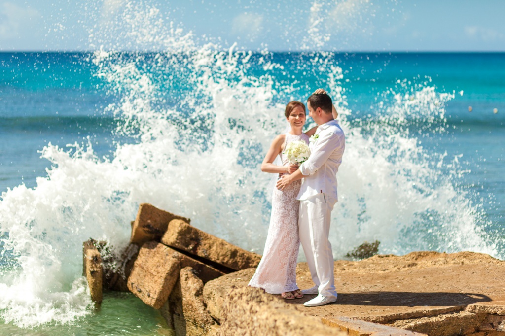 Свадебная пара на фоне Карибского моря на острове Барбадос.
