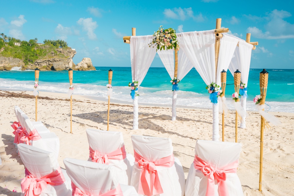 Бамбуковая свадебная арка на уединённом пляже острова Барбадос.