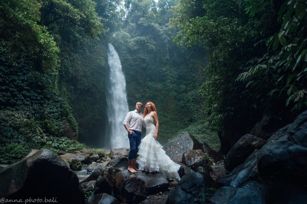 Свадебная фотосессия на водопаде
