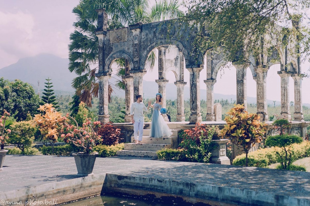 Свадебная фотосессия во дворце Таман уджунг на Бали