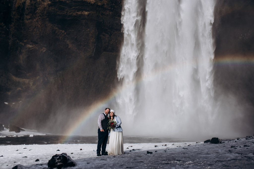 Свадебная церемония у водопада Скогафосс