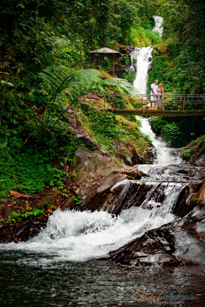 Lovestory на водопаде Гит-гит, Бали, Индонезия.