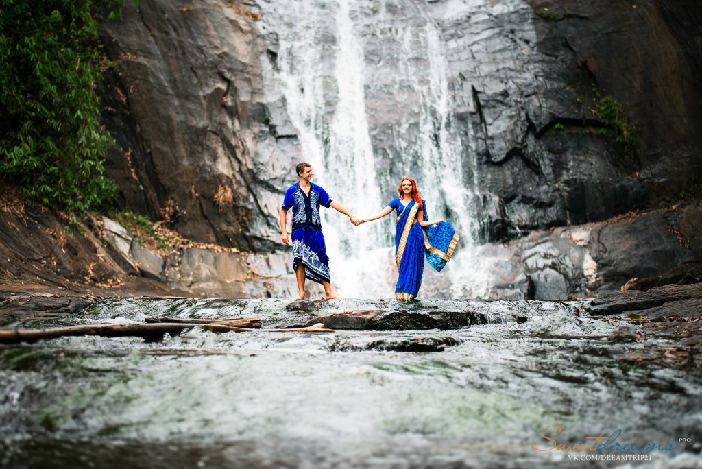Свадебная съемка в национальном стиле на Шри-ланке на водопаде