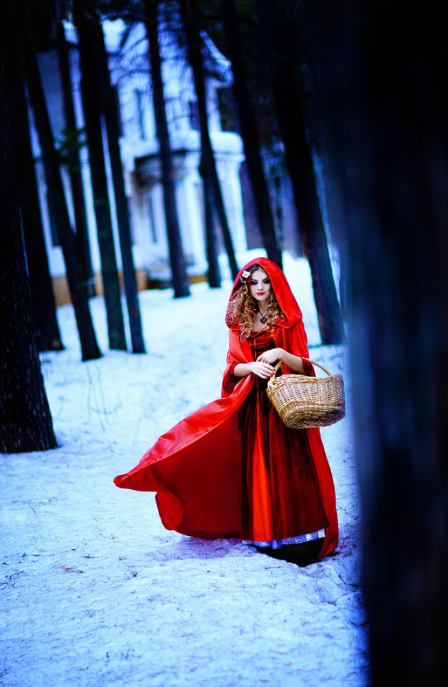 Фф душенька в красном. Фотосессия зимой. Красная шапочка. Фотосессия зимой в платье. Сказочный зимний образ.