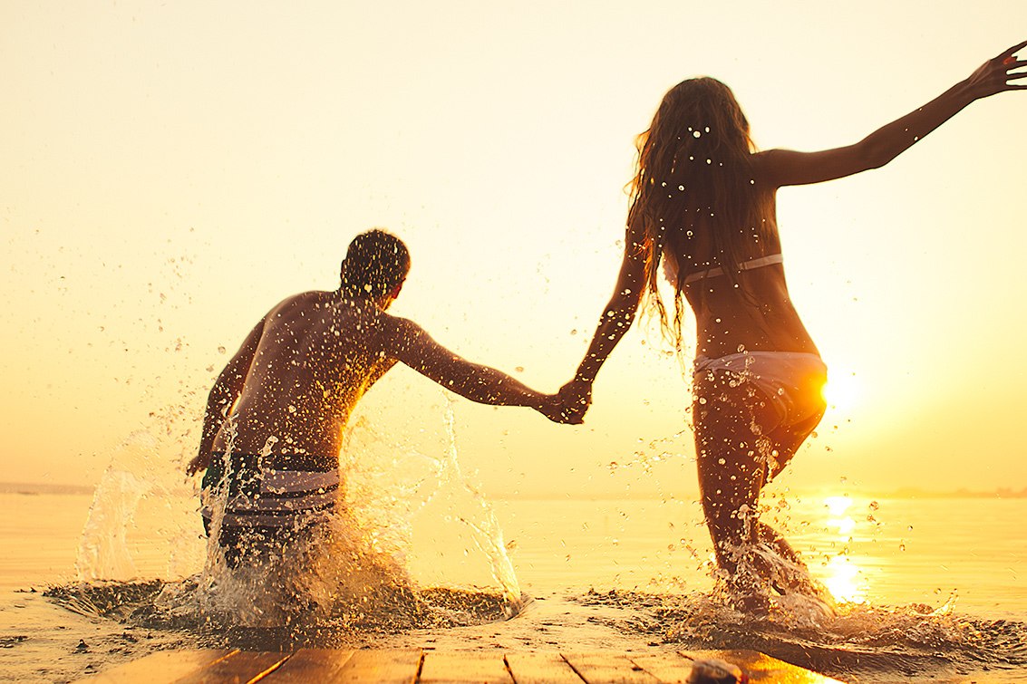 Влюбился сбегаю. Парень с девушкой на море. Пара на пляже. Лето счастье. Счастливая пара бежит по берегу моря.