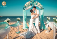 Свадебная церемония на пляже.