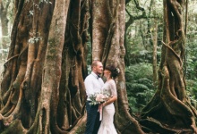 Церемония Оли и Дениса на живописном водопаде Нунг Нунг