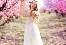 Фотосессии в цветущих садах персика в Крыму
