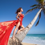 На пляже Макао в волшебном красном платье!
