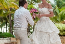 Свадьба Евгении и Ярослава в бело-розовых тонах на пляже Caleton в Cap Cana